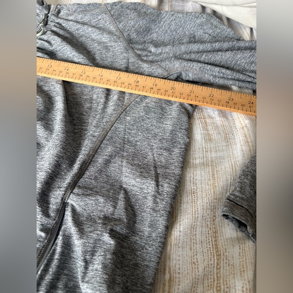 Athleta plus size 1X heathered grey athletic jacket with hood thumb holes - Picture 4 of 10